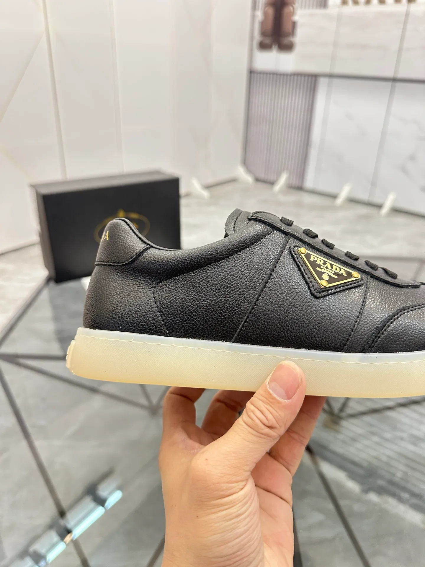 Men's shoes: 💰P400¥ Product trademark: Prada *"Prada*" low-top casual shoes Regular size: 38-44 (can be customized to 45) Product materials: imported cowhide upper, sheepskin lining, original outsole. Number: 020